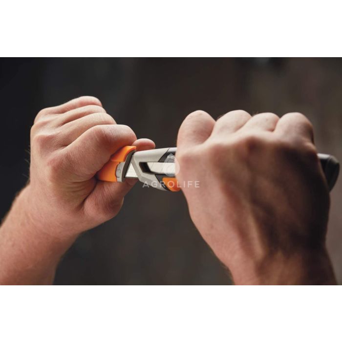 Нож с выдвижным лезвием Pro CarbonMax 18 мм, Fiskars
